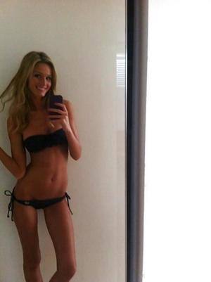 Meet Farrah (23) from California | No-Strings Adult Dating