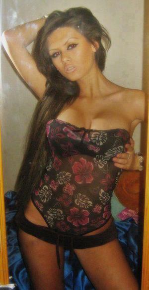 Dayna from Illinois is looking for adult webcam chat