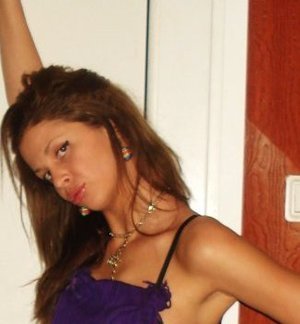 Gloria from Colorado is looking for adult webcam chat
